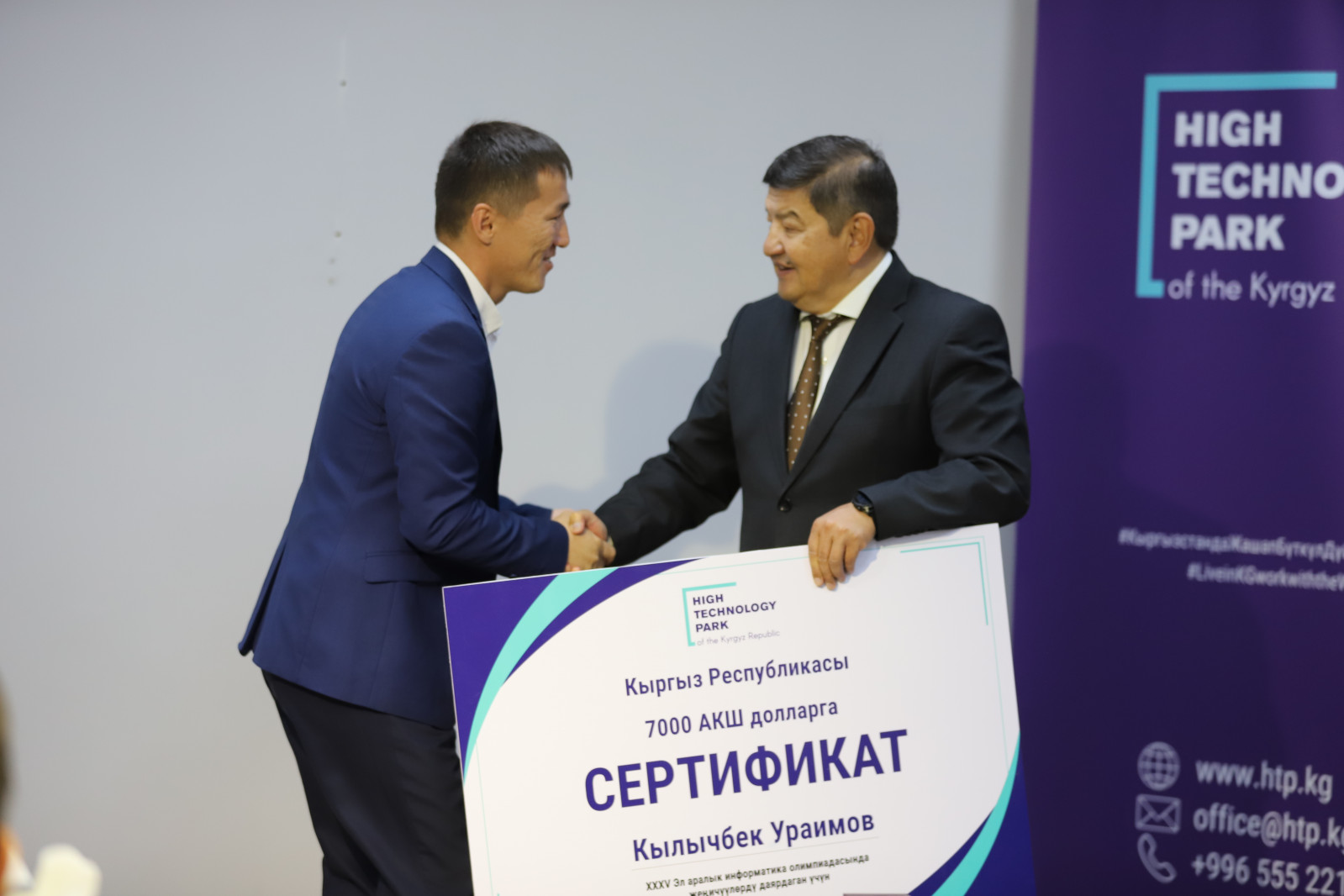 Жапаров балдарды олимпиадага даярдаган мугалимге 7 миң доллар тапшырды