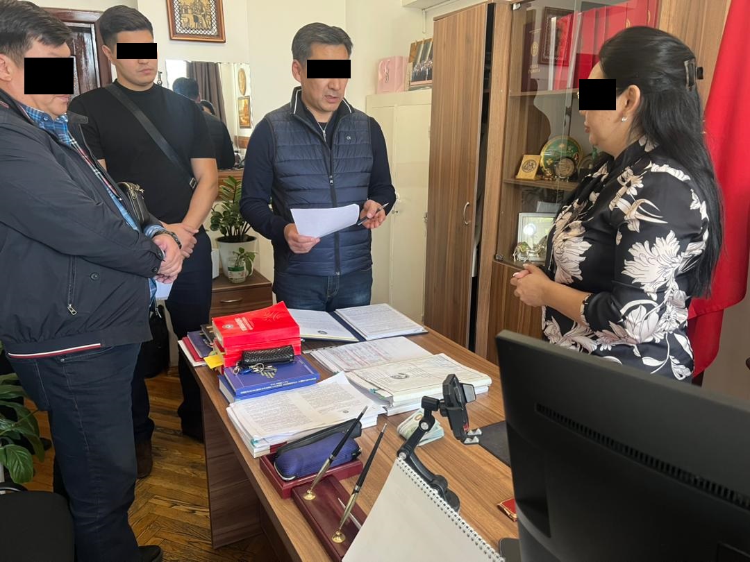 Бишкек шаардык сотунун судьясы 5 миң доллар пара алууга шектелип кармалды