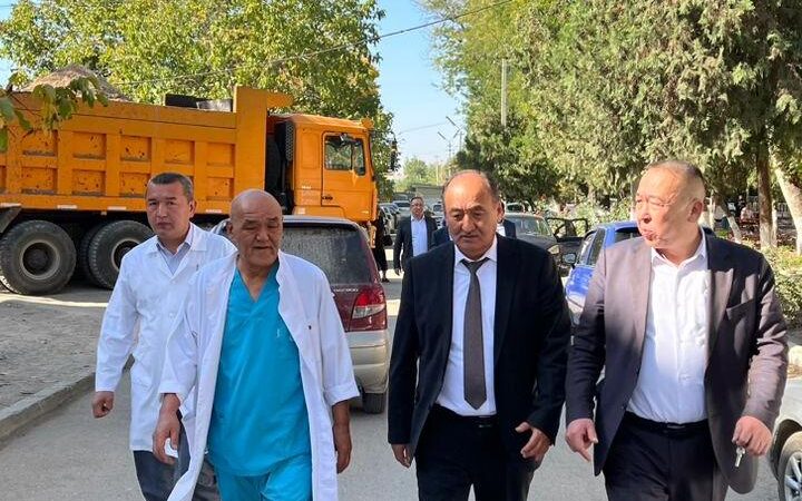 Алымкадыр Бейшеналиев Жалал-Абад облустук клиникалык ооруканасына барды