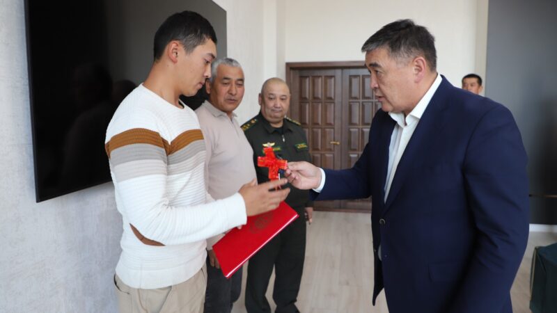Ташиев Баткенде жабыркаган чек арачыга батир берди