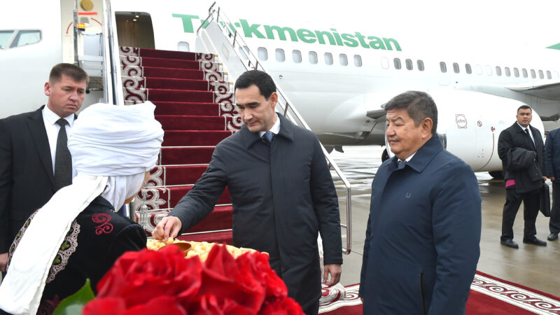 Түркмөнстандын президенти Сердар Бердымухамедов Кыргызстанга келди