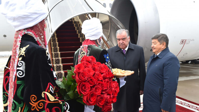 Тажикстандын президенти Эмомали Рахмон Кыргызстанга келди