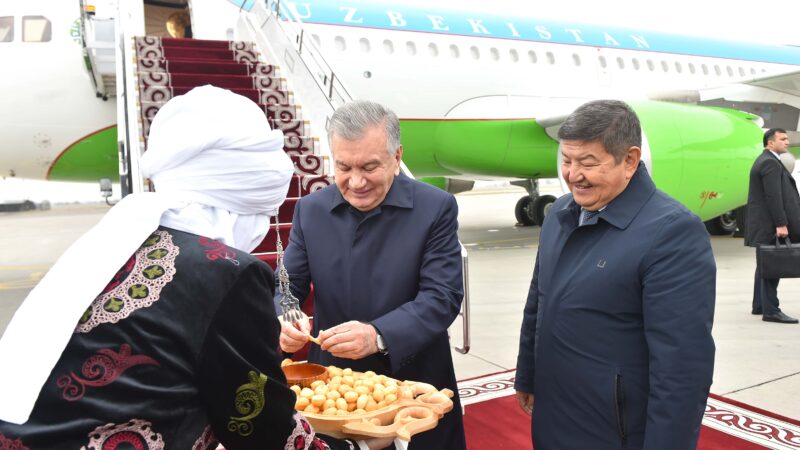 Өзбекстандын президенти Шавкат Мирзиёев Кыргызстанга келди