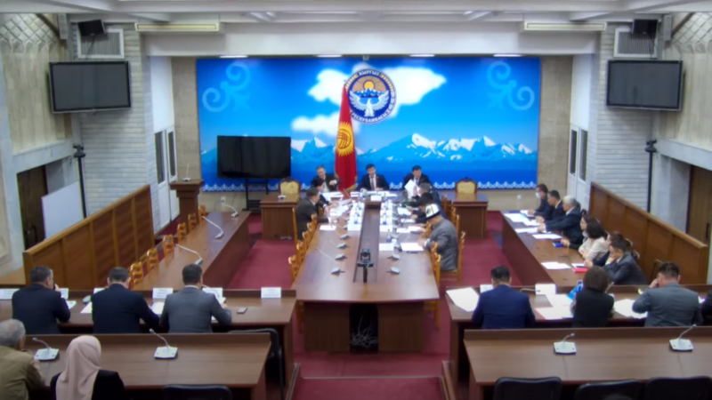 Депутаттар транспорт министри келбегендиктен, жыйынды өткөрбөй коюшту