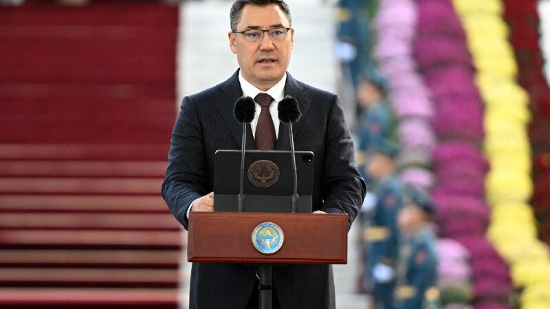Президент Канттагы авиабазанын өздүк курамын 20 жылдыгы менен куттуктады