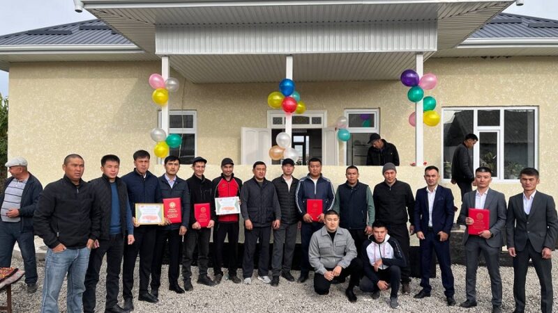 Кара-Суунун жаштары муктаж тургундарга үчүнчү үйдү бүткөрүп беришти