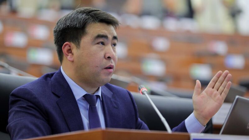 Акаев: Криминал — кара өзгөй адам, анын арам акчасы менен жардам бергенин идеалдаштырбагыла