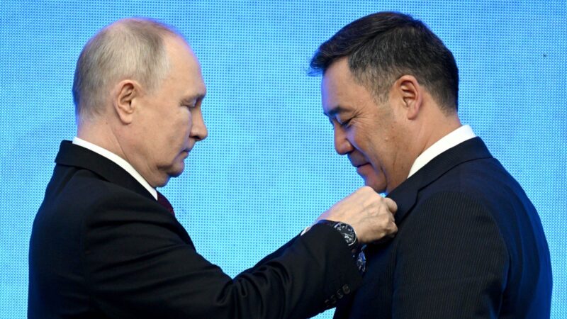 Путин Садыр Жапаровду Ардак ордени менен сыйлады