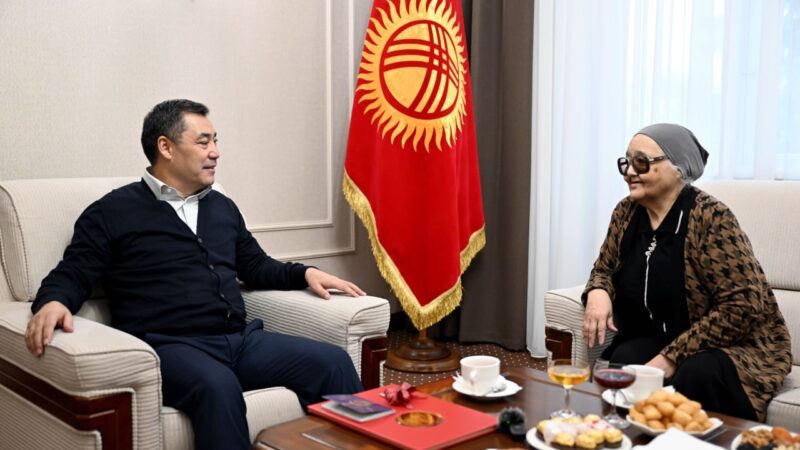 Садыр Жапаров Исхак Раззаковдун кызын кичи мекенине алып келди