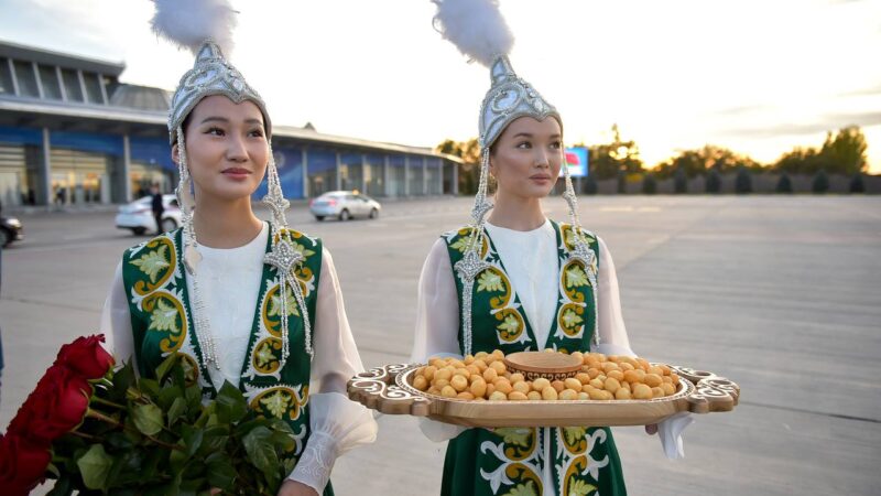 ШКУнун жыйынына келген конокторду тоскон кыргыз кыздары