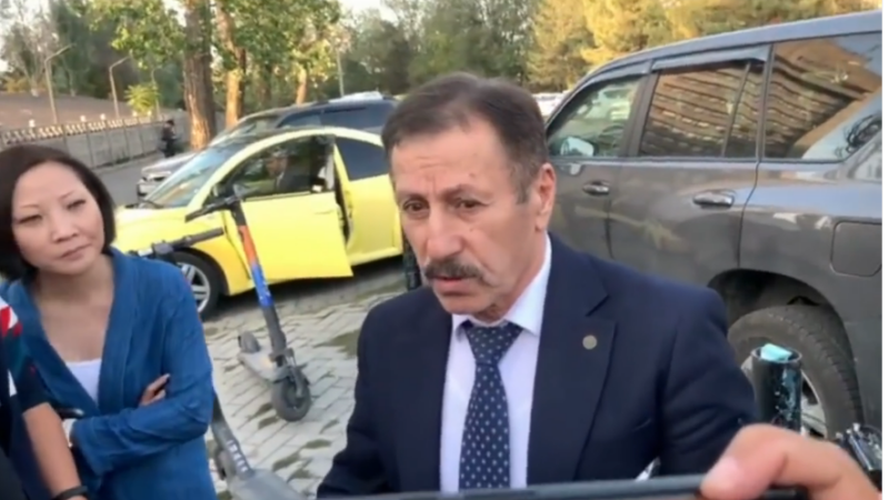 Көлбаевди кармоо операциясы: Жеринде кримтөбөлдүн жактоочусу жүрөт