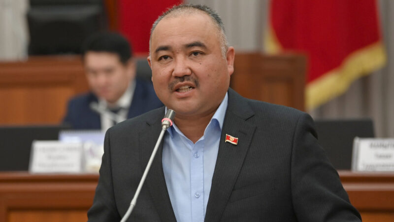 Шакиев: Кыздар үчүн түнкүсүн эмес, күндүз жүрүү да коркунучтуу болууда