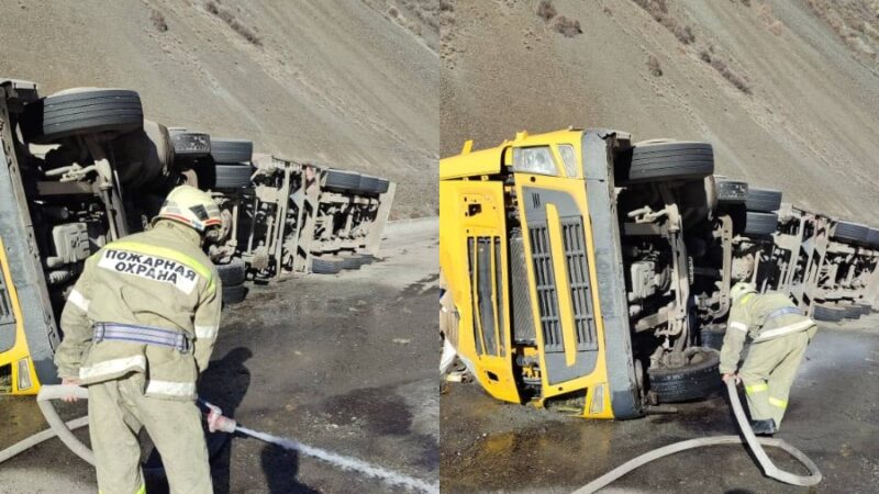 Жол кырсыктын кесепетинен дарыяга 20 тонна бензин төгүлгөн