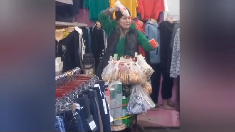 Базарда чайды өзгөчө ыкма менен саткан аялдын видеосу тарады