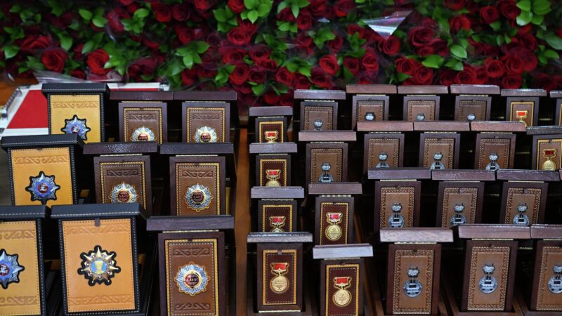 Садыр Жапаров мыкты аталган кыргызстандыктарга мамлекеттик сыйлыктарды тапшырат