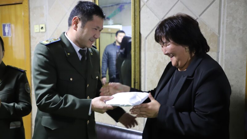 УКМК кызматкерлери «Нур+» реабилитациялык борборундагы балдарга белектерди беришти