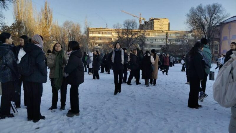 Бишкекте бир эле учурда үч мектепте бомба изделүүдө