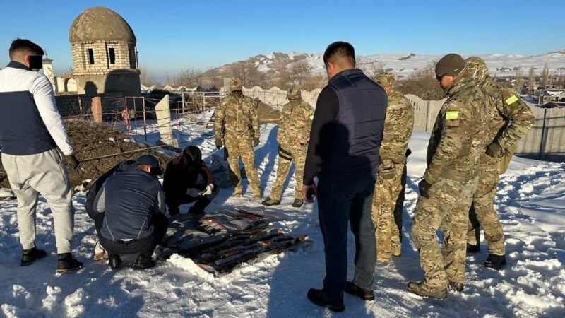 Арашандагы көрүстөндүн аймагында курал-жарак сакталган жай табылды
