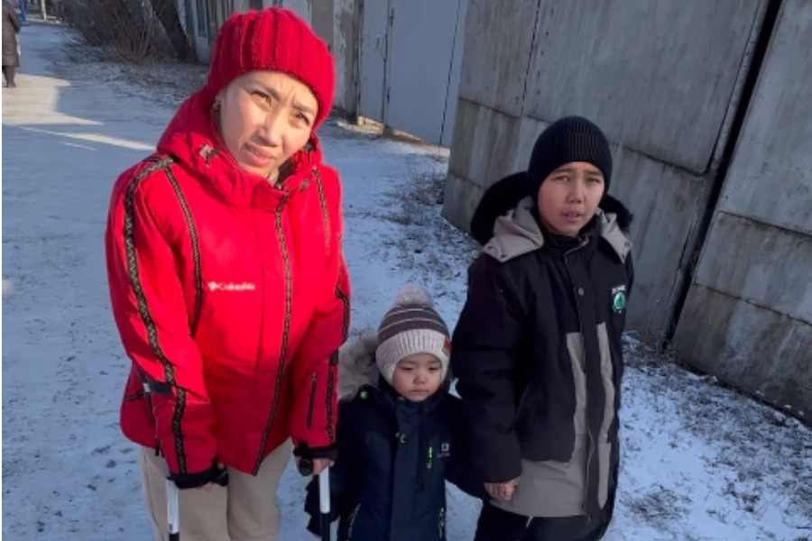 Беткапчан киши балдак менен басып, 2 уулун баккан энеге үй белек кылды