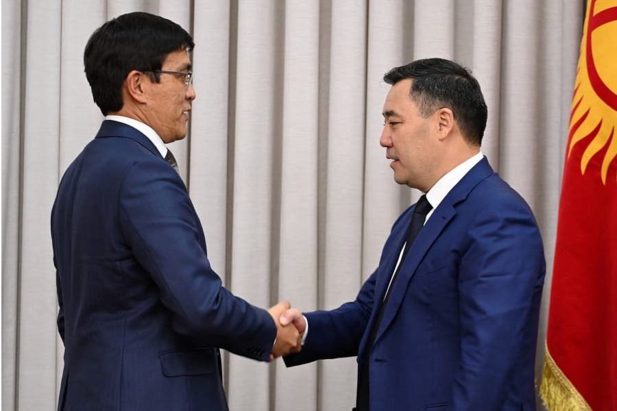 Президент кол алдындагыларга туулган күнүнө белек берүүгө тыюу салды