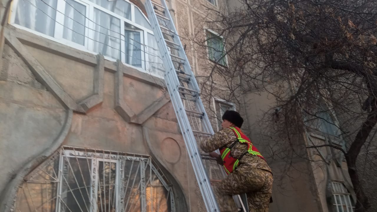 Кызыл-Кыяда бир туугандар батирде бекилип калышкан