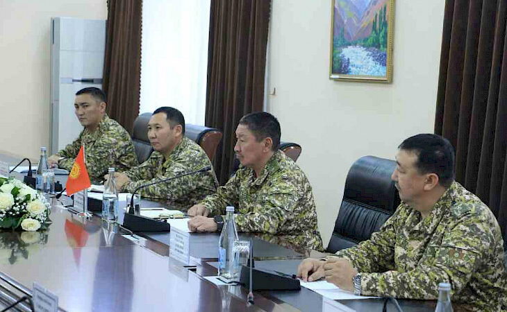 Кыргызстан менен Тажикстандын коргоо министрлери жолукту