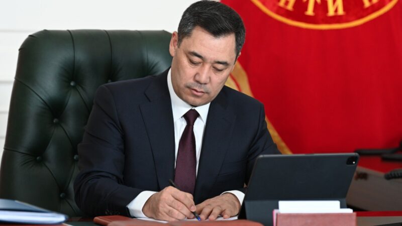 Президент Суусамыр – Талас – Тараз автожолун реконструкциялоо жөнүндө мыйзамга кол койду