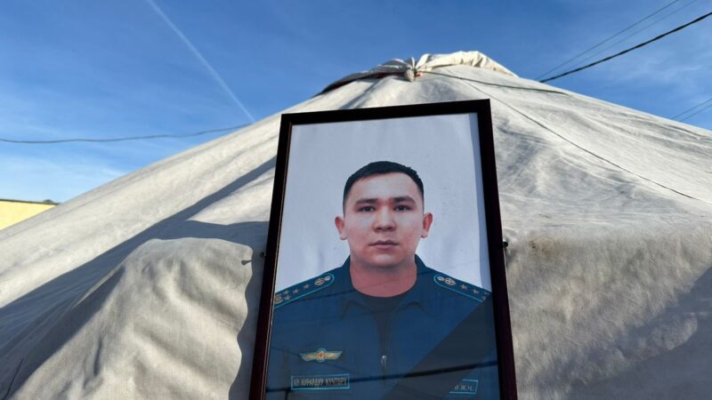Тик учактан каза болгон Жайыл Самудиновду акыркы сапарга узатуу зыйнаты өттү