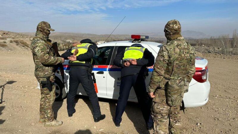 Баткенде пара алып жаткан жеринен жол тескөөчүлөр кармалды
