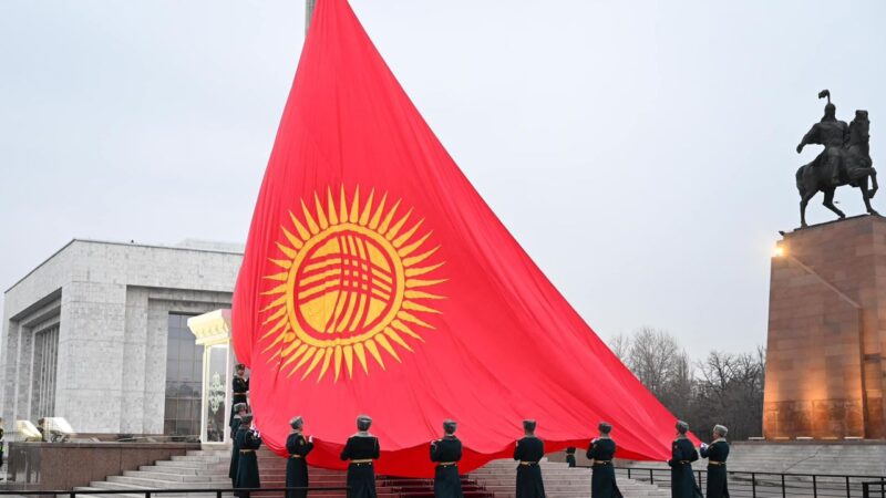 Ала-Тоо аянтында жаңыланган туу салтанаттуу көтөрүлдү