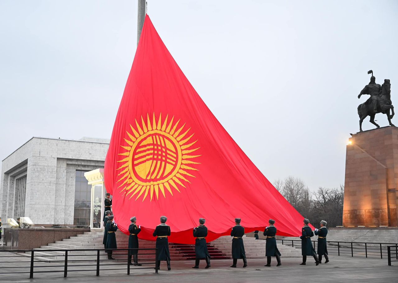 Ала-Тоо аянтында жаңыланган туу салтанаттуу көтөрүлдү