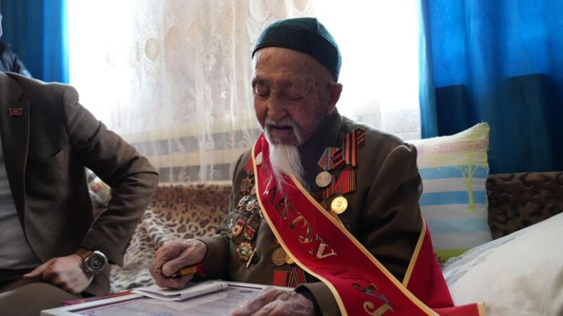 Чүйдө Улуу Ата Мекендик согуштун ардагерине батир белек кылышты
