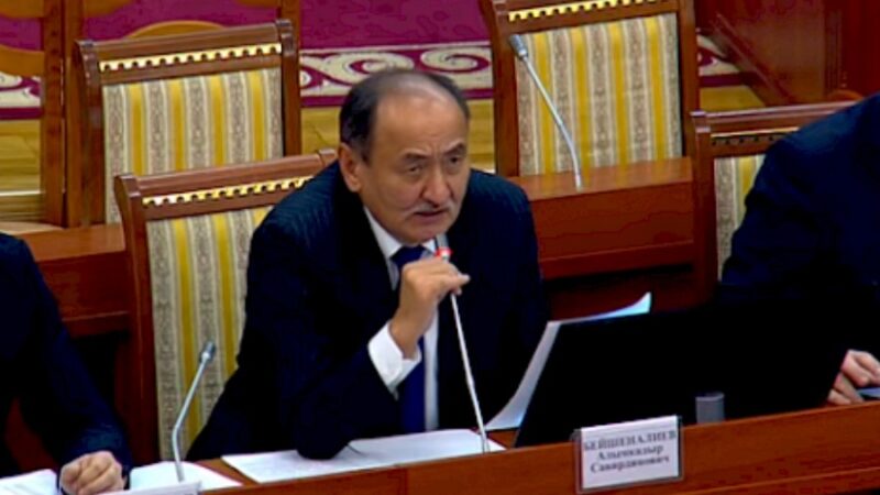 Бейшеналиев депутаттарды коронавируска каршы вакцина алууга чакырды