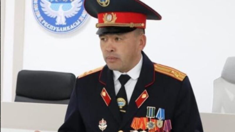 Балыкчыда окуучу кызды сүзүп кеткен милиционер эки айга камалды