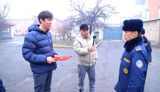 Депутат Кокулов эрдик кылган куткаруучуга ыраазычылык кат тапшырды