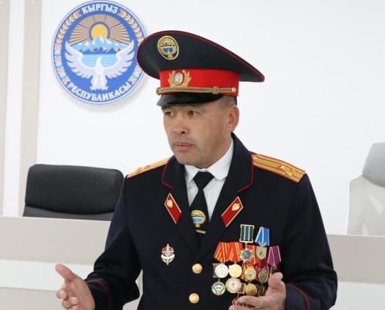 Балыкчыда өспүрүм кызды сүзүп кетти делген милиция башчысына издөө жарыяланды