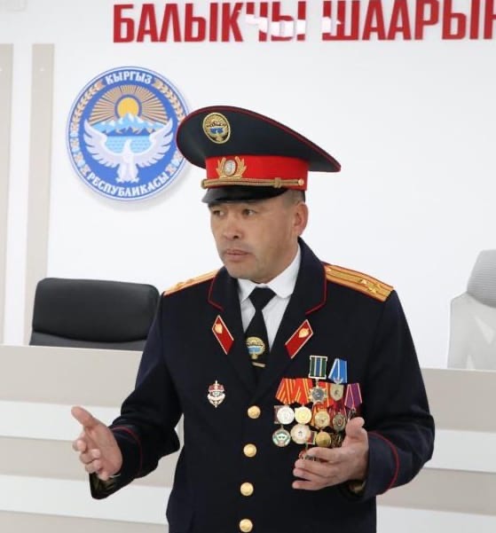 Балыкчыда өспүрүм кызды сүзүп кетти делген милиция башчысына издөө жарыяланды