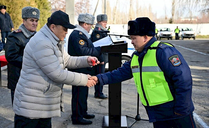 Ташиев Сузак райондук милициясына 12 автоунаанын ачкычын тапшырды