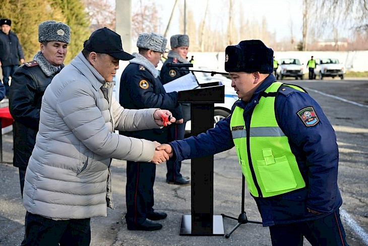 Ташиев Сузак райондук милициясына 12 автоунаанын ачкычын тапшырды