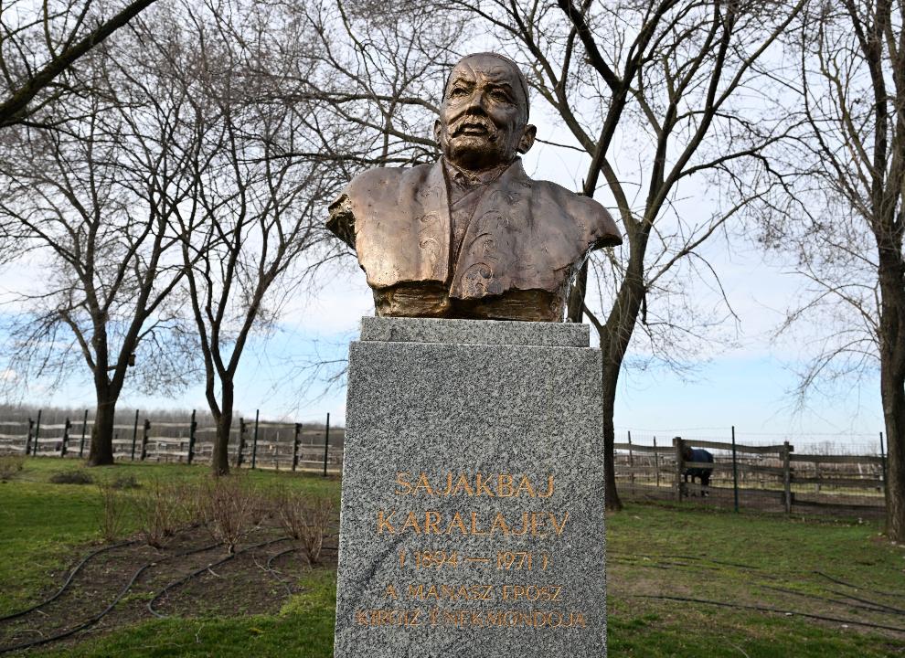 Шакиев манасчы Саякбай Каралаевдин айкелине гүл койду