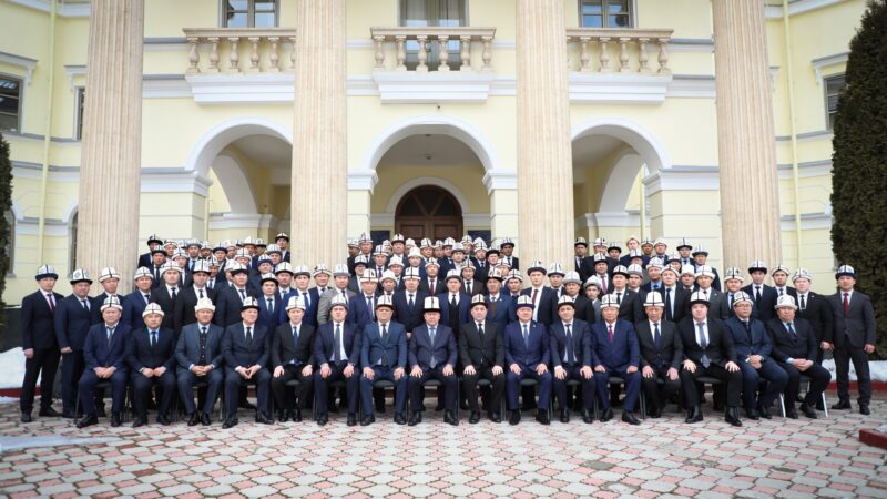 Башкы прокуратуранын ак калпакчан мырзалары бир сүрөттө…