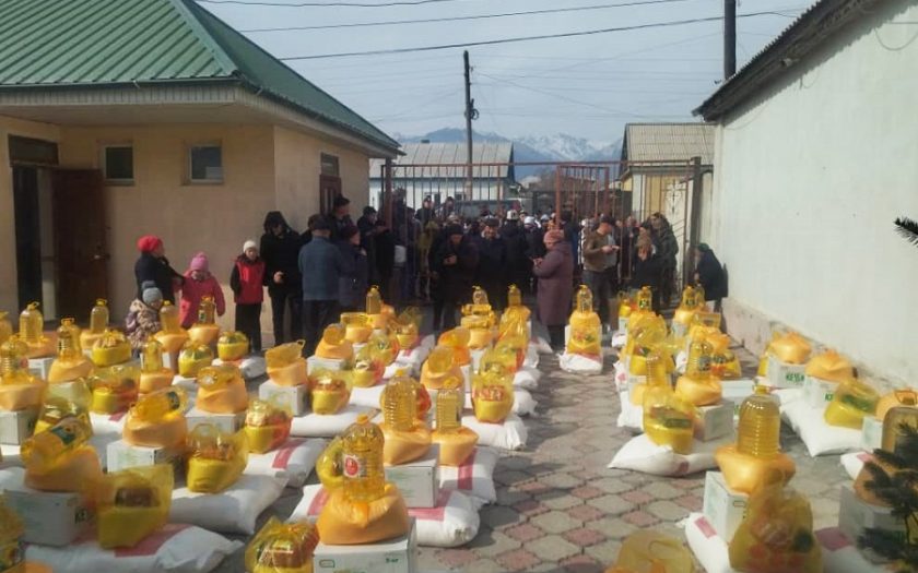 Балыкчы шаарында аз камсыз болгон үй-бүлөлөргө жардам берилди