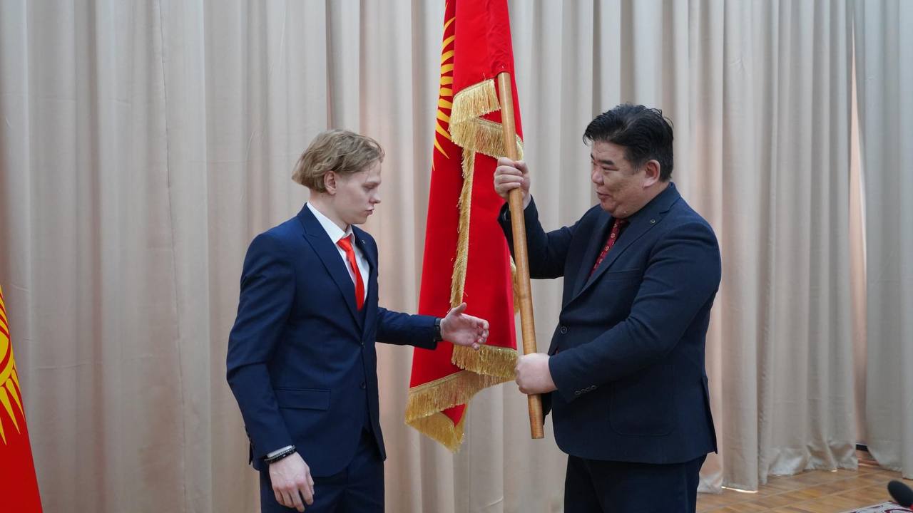 Кыргызстандын хоккей боюнча курама командасына желек тапшыруу аземи өттү