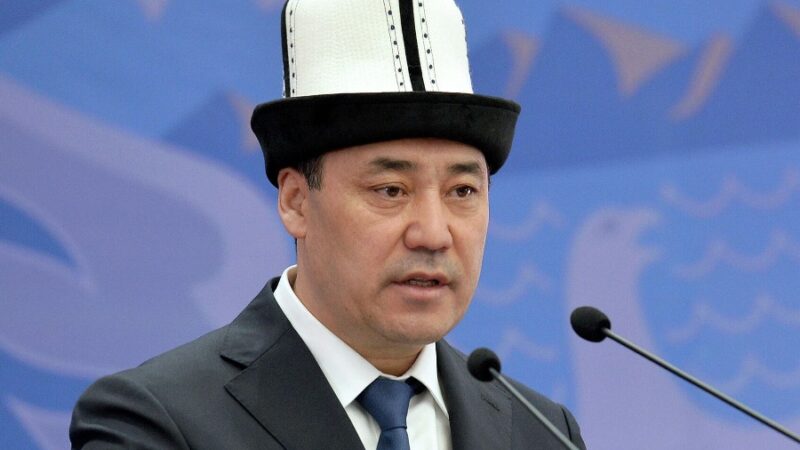 Президент: Эр-азаматтарыбыз ак калпагын башынан түшүрбөсүн, бийик тутсун!