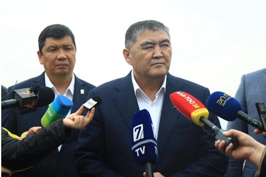 Камчыбек Ташиев Орок айылында курулуп жаткан стадионго барды