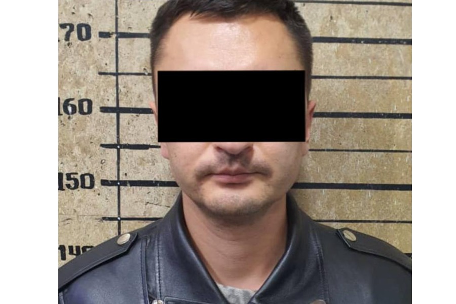 Бишкекте окуучуну сабаган киши кармалды