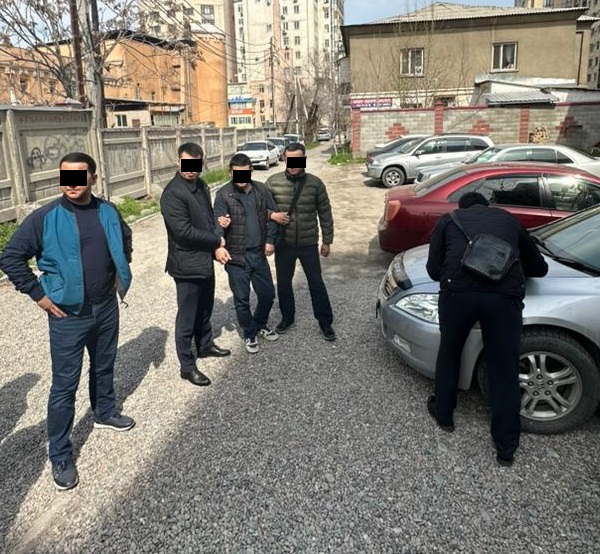 Пара талап кылууга шектелип милициянын подполковниги жана майору кармалды