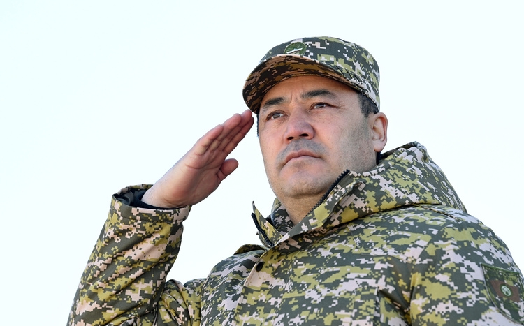 Садыр Жапаров чек арачыларды кесиптик майрамы менен куттуктады