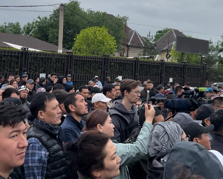 «Ататүрк» паркынын четине салынган үйлөрдү сүрдүрүү белгисиз мөөнөткө жылды