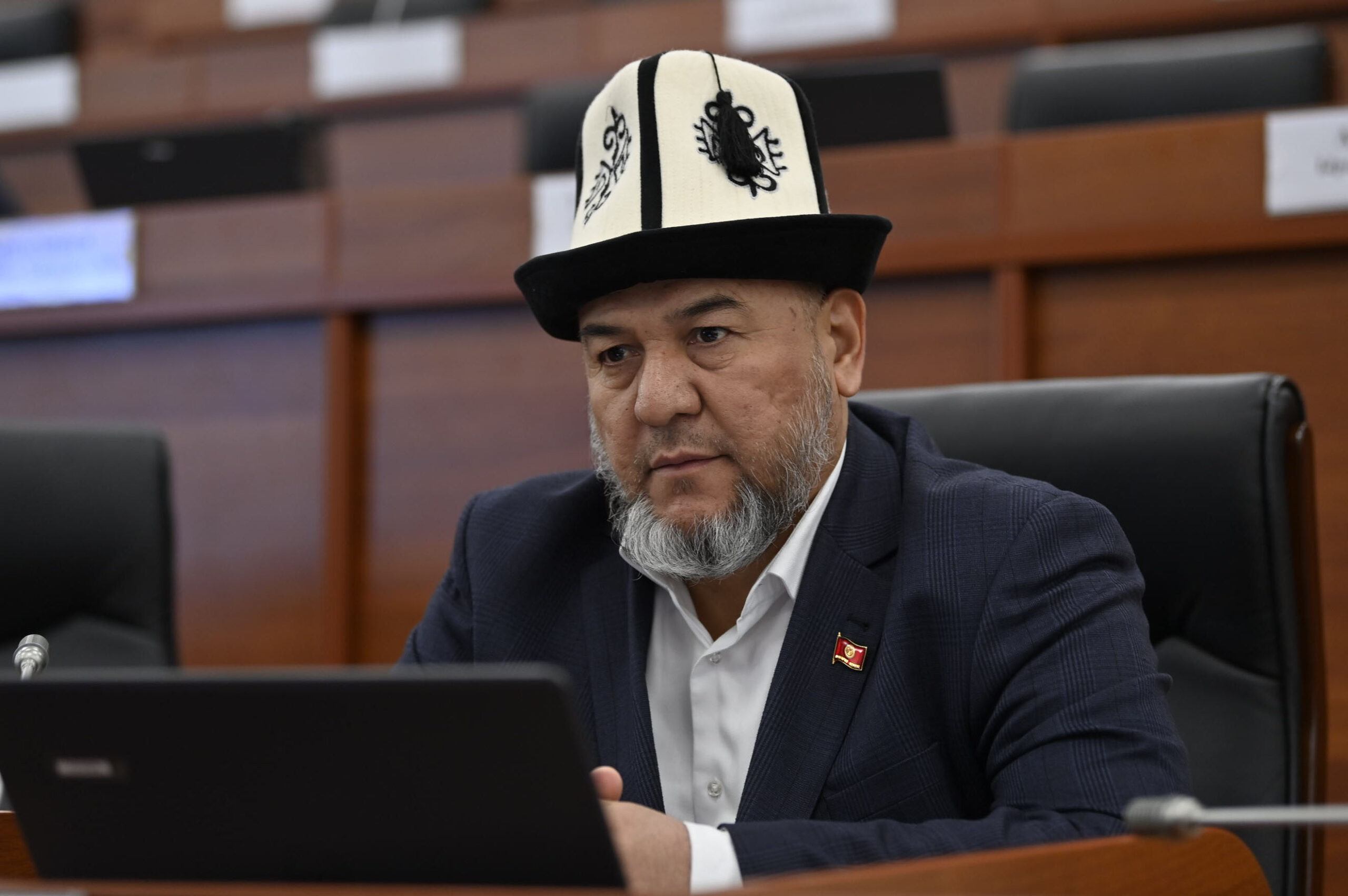 Депутат 8-мартты иш күн кылып, Курман айтты үч күн белгилөөнү сунуштады